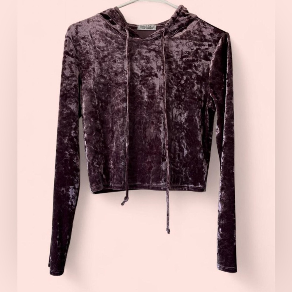 Haley & June Juniors Large Women’s Medium Purple Stretched Velvet Cropped Hoodie